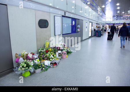 Juillet 2015 Des fleurs à la mémoire des victimes en 7/7 St Pancras International Station Banque D'Images