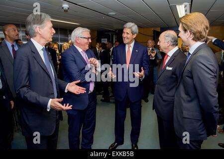 Vienne, Autriche. 14 juillet, 2015. Le secrétaire d'Etat américain John Kerry s'entretient avec le ministre des Affaires étrangères britannique Philip Hammond, le ministre allemand des affaires étrangères, Frank-Walter Steinmeier, ministre français des Affaires étrangères, Laurent Fabius, Ministre des affaires étrangères de l'Autriche et Sebastian Kurz avant qu'une photo de groupe et de la session plénière finale de négociations avec les responsables iraniens, le 14 juillet 2015 à Vienne, Autriche. À la suite de la session l'Union européenne, les États-Unis, et le P5 1 Les partenaires sont parvenus à un accord sur un plan pour empêcher l'Iran d'obtenir une arme nucléaire en échange d'un allégement des sanctions. Banque D'Images