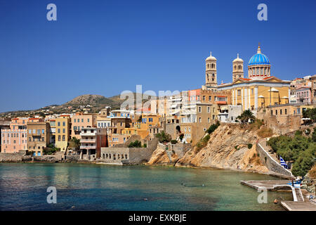 Agios Nikolaos (Saint Nicolas), de l'église quartier Vaporia', 'l''Asteria beach, ville d'Ermoupolis, l'île de Syros, Cyclades, en Grèce. Banque D'Images