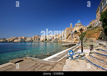 Agios Nikolaos (Saint Nicolas), de l'église quartier Vaporia', 'l''Asteria beach, ville d'Ermoupolis, l'île de Syros, Cyclades, en Grèce. Banque D'Images