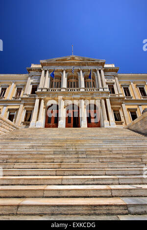 L'impressionnant hôtel de ville d'Ermoupolis dans place Miaoulis, l'île de Syros, Cyclades, Mer Égée, Grèce. Banque D'Images