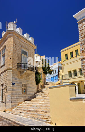 Escalier typique dans la ville d'Ermoupolis, l'île de Syros, Cyclades, Mer Égée, Grèce. Banque D'Images