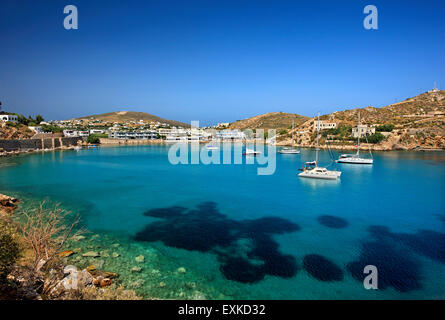 La baie de vari, l'île de Syros, Cyclades, Mer Égée, Grèce. Banque D'Images