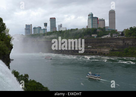 Hornblower et Maid of the Mist bateaux touristiques sur la rivière en aval des chutes Bridal Veil, American Falls. Immeubles au Canada en t Banque D'Images