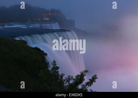 La tombée de la vue sur les chutes américaines à Niagara Falls, New York, USA. Banque D'Images