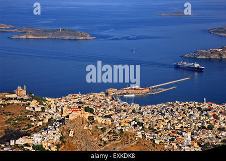 Vue panoramique d'Ermoupolis et Ano Syra (Ano Syros), l'île de Syros, Cyclades, Mer Égée, Grèce. Banque D'Images