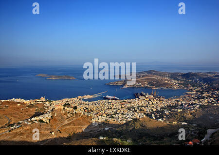 Vue panoramique d'Ermoupolis et Ano Syra (Ano Syros), l'île de Syros, Cyclades, Mer Égée, Grèce. Banque D'Images