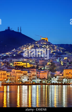 Vue de la nuit de Ermoupolis & Ano Syra, l'île de Syros, Cyclades, Mer Égée, Grèce. Banque D'Images