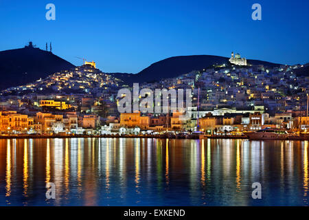 Vue de la nuit de Ermoupolis & Ano Syra, l'île de Syros, Cyclades, Mer Égée, Grèce. Banque D'Images