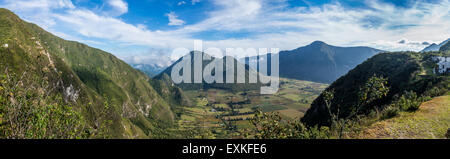 Vue panoramique sur le cratère chemins aventureux. San Antonio de Pichincha, Equateur. Banque D'Images