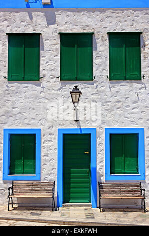 Belle façade à Ano Syra ('Ano Syros'), la vieille ville médiévale de l'île de Syros, Cyclades, Mer Égée, Grèce. Banque D'Images