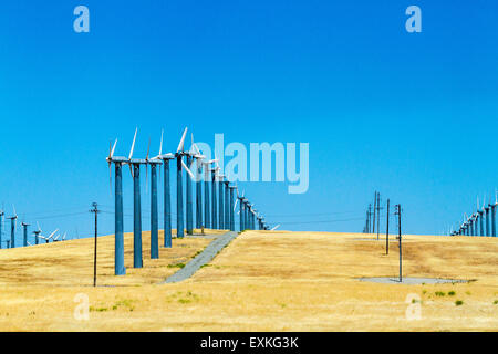 Générateurs du vent sur une colline, dans la Californie desséchée Altamont Pass, dans le Nord de la Californie Banque D'Images