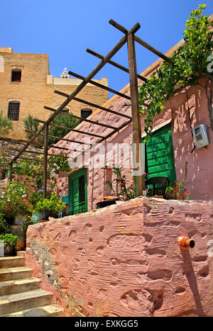 Dans les ruelles pittoresques d'Ano Syra ('Ano Syros'), la vieille ville médiévale de l'île de Syros, Cyclades, Mer Égée, Grèce. Banque D'Images