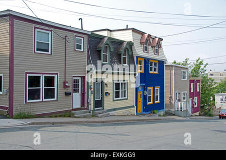 Maisons colorées à St-Jean, Terre-Neuve. Banque D'Images