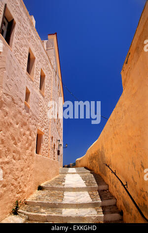 Dans les ruelles pittoresques d'Ano Syra ('Ano Syros'), la vieille ville médiévale de l'île de Syros, Cyclades, Mer Égée, Grèce. Banque D'Images