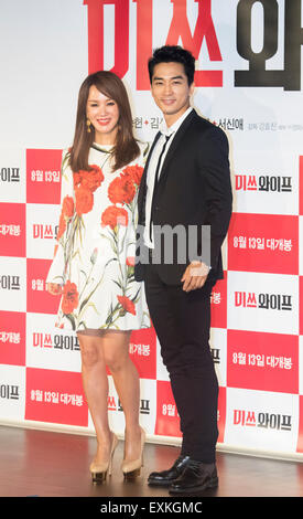 Uhm Jung-Hwa et chanson Seung-Heon, Jul 13, 2015 : l'acteur coréen Song Seung-heon (R) et l'actrice et chanteuse Uhm Jung-hwa posent au cours d'une conférence de presse faisant la promotion de leur nouveau film, 'Miss Femme' à Séoul, Corée du Sud. © Lee Jae-Won/AFLO/Alamy Live News Banque D'Images