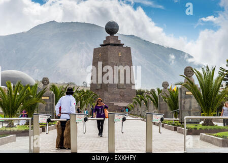 Monument de la Mitad del Mundo (au milieu de la Terre) marque l'équateur. Quito, Equateur. Banque D'Images