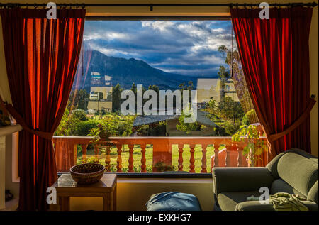Belle vue sur la montagne depuis une fenêtre. Otavalo, Équateur. Banque D'Images