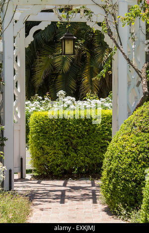 Rose Garden Gate entrée avec lanterne Banque D'Images