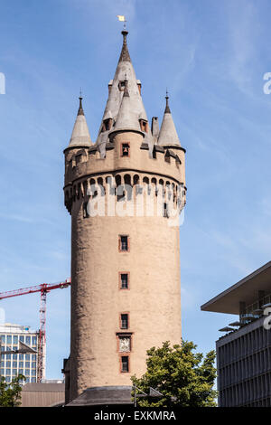 Eschenheim Tower est une ancienne porte de la ville, une partie de la fin des fortifications médiévales de Francfort-sur-Main, Hesse, Allemagne Banque D'Images