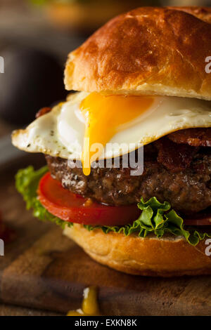 Homemmade avec Hamburger Bacon laitue et tomate oeuf Banque D'Images