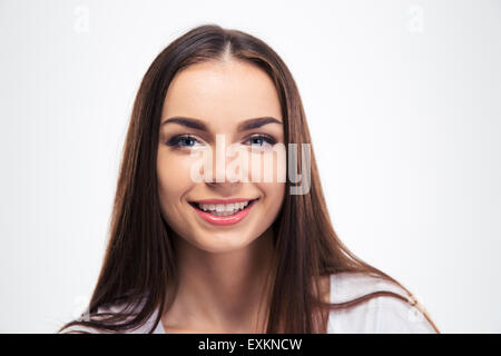 Closeup portrait of a smiling young girl looking at camera isolé sur fond blanc Banque D'Images