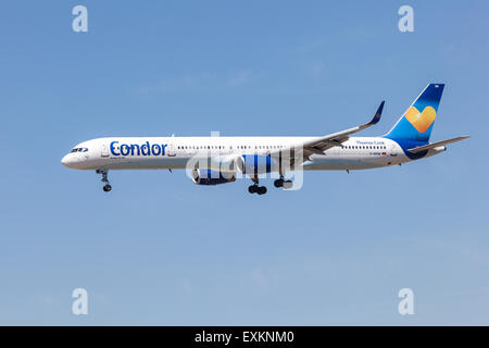 Avion Boeing 757-300 de la compagnie aérienne allemande Condor loisirs qui est basée à Francfort. 10 juillet 2015 à Francfort-sur-Main, Germa Banque D'Images