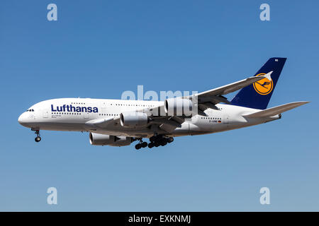 L'avion Airbus A380-800 de la compagnie aérienne allemande Lufthansa qui est basée à Francfort. 10 juillet 2015 à Francfort-sur-Main, Allemagne Banque D'Images