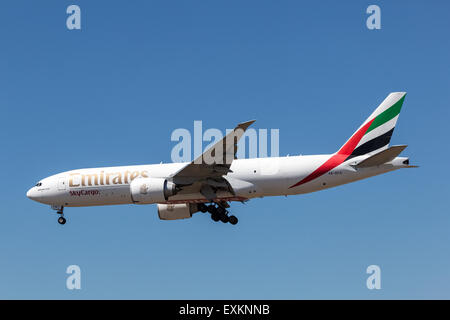 Boeing 777F avion cargo de la compagnie aérienne Emirates à l'atterrissage à l'Aéroport International de Francfort. 10 juillet 2015 à Francfort Ma Banque D'Images