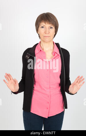 Belle femme faisant des expressions différentes dans différents ensembles de vêtements : innocent Banque D'Images
