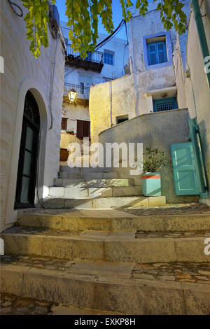 Dans les ruelles pittoresques d'Ano Syra ('Ano Syros'), la vieille ville médiévale de l'île de Syros, Cyclades, Mer Égée, Grèce. Banque D'Images