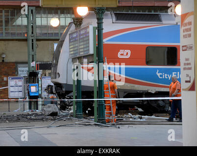 Prague, République tchèque. 15 juillet, 2015. Les train a déraillé dans la nuit le 14 juillet à la gare Masaryk à Prague. Deux personnes ont été légèrement blessées et de la gare est fermé, Prague, République tchèque, le 15 juillet 2015. (Photo/CTK Michal Krumphanzl) Credit : CTK/Alamy Live News Banque D'Images