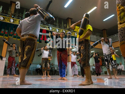 Les hommes armés de clubs en bois lors du traditionnel Sport Du Zurkhaneh, Province d'Ispahan, Kashan, Iran Banque D'Images