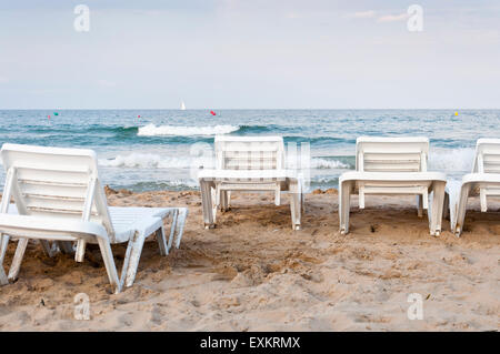 Chaises longues sur la plage de la Méditerranée, Alicante, Espagne Banque D'Images