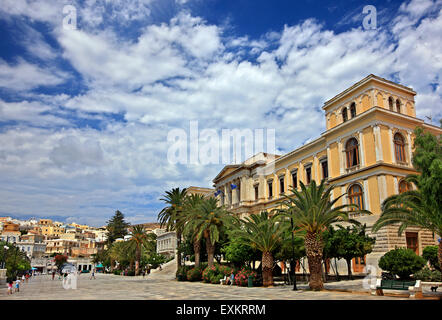 L'impressionnant hôtel de ville d'Ermoupolis dans place Miaoulis, l'île de Syros, Cyclades, Mer Égée, Grèce. Banque D'Images