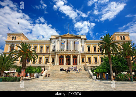 L'impressionnant hôtel de ville d'Ermoupolis dans place Miaoulis, l'île de Syros, Cyclades, Mer Égée, Grèce. Banque D'Images