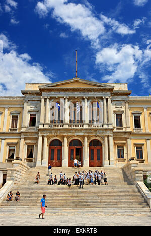 L'impressionnant hôtel de ville d'Ermoupolis dans place Miaoulis, l'île de Syros, Cyclades, Mer Égée, Grèce. Banque D'Images