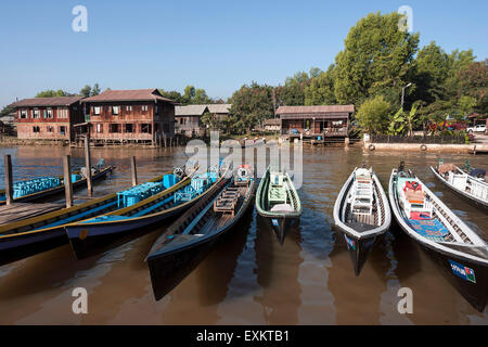 Bateaux Longtail, Nyaung Shwe, lac Inle, l'État de Shan, Myanmar Banque D'Images