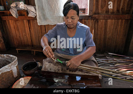 Fabrication de fils de soie des tiges de plantes lotus, lotus le tissage, Paw Khone, lac Inle, l'État de Shan, Myanmar Banque D'Images