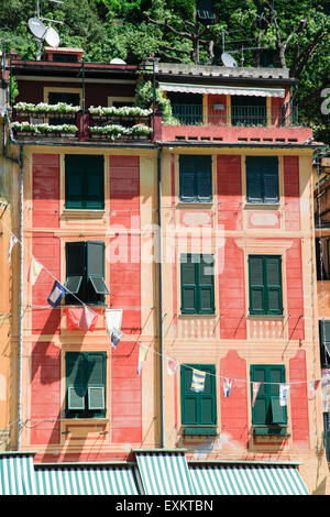 Maisons peintes de couleur pastel sur le front de mer à Portofino, Golfo del Tigullio, Riviera Italienne, ligurie, italie Banque D'Images