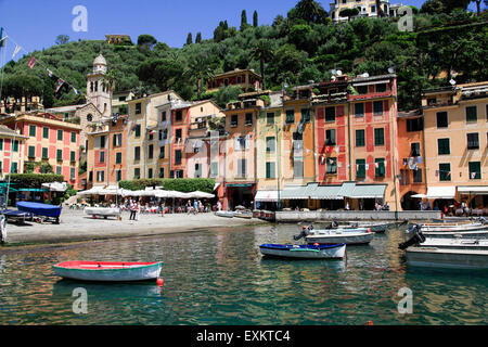 Maisons peintes de couleur pastel sur le front de mer à Portofino, Golfo del Tigullio, Riviera Italienne, ligurie, italie Banque D'Images