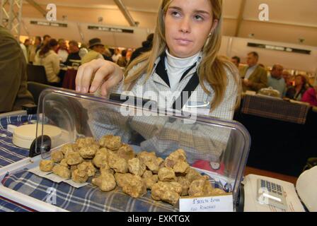 Le marché aux truffes de Alba, région du Piémont, Italie Banque D'Images