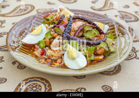 Salade épicée haricots ailes avec oeuf mollet, Thaï épicé Banque D'Images