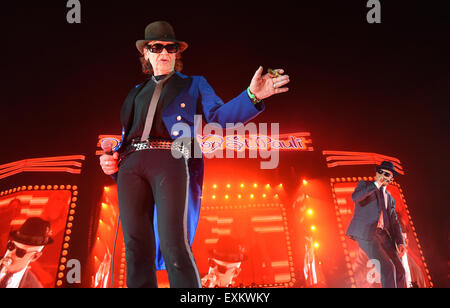 Lindenber chanteur Udo (l) ainsi que Jan Delay à l'Olympiastadion de Berlin, Allemagne, 14 juillet 2015. Photo : afp/Hoerhager Felix Banque D'Images
