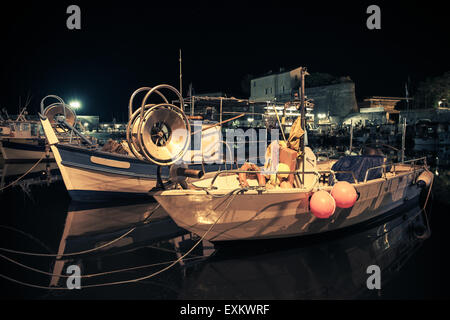 Les petits bateaux de pêche en bois amarré dans le port d'Ajaccio, Corse, France. Tons vintage photo nocturne avec ancien filtre instagram ef Banque D'Images