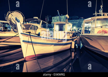 Les petits bateaux de pêche en bois amarré dans le port d'Ajaccio, Corse, France. Tons vintage photo nocturne avec ancien filtre instagram Banque D'Images