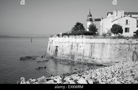 Ajaccio, citadelle avec lighthouse tower blanc, Corse, France. Photo monochrome Banque D'Images