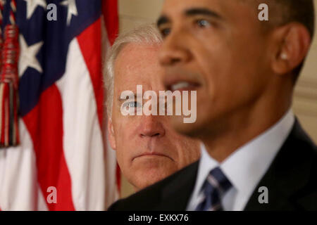 United States Vice-président Joe Biden à l'écoute que le président américain Barack Obama prononce une allocution à l'Est Prix de la Maison Blanche à Washington, le Mardi, Juillet 14, 2015, après un nucléaire iranien est atteint. Après 18 jours de négociations intenses et souvent difficiles, des diplomates mardi a déclaré que les puissances mondiales et l'Iran avaient conclu un accord historique pour freiner le programme nucléaire de l'Iran en échange de milliards de dollars en allégement de sanctions internationales. Crédit : Andrew Harnik/piscine par CNP/dpa Banque D'Images