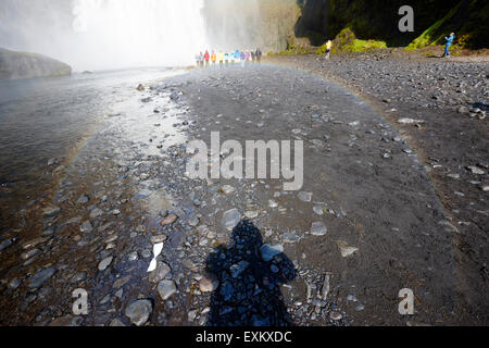 Ombre d'arc-en-ciel circulaire et des foules de touristes à skogafoss chute en Islande Banque D'Images