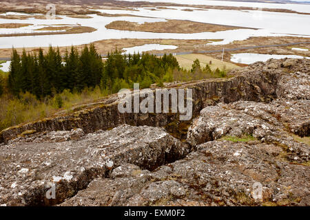 Ligne de faille Almannagja dans la dorsale médio-atlantique plaque nord-américaine le parc national de Thingvellir Islande Banque D'Images